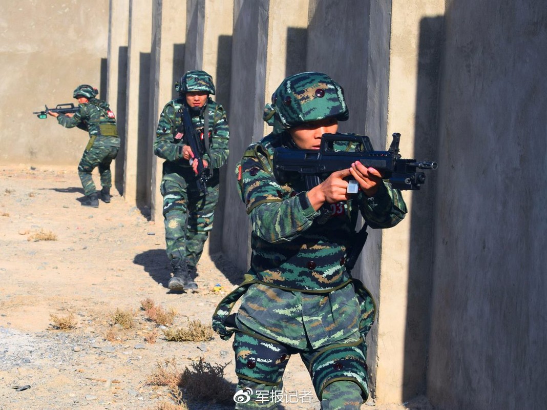 “Trum” dao nhai vu khi Trung Quoc to cao Myanmar sao chep sung QBZ-97-Hinh-10