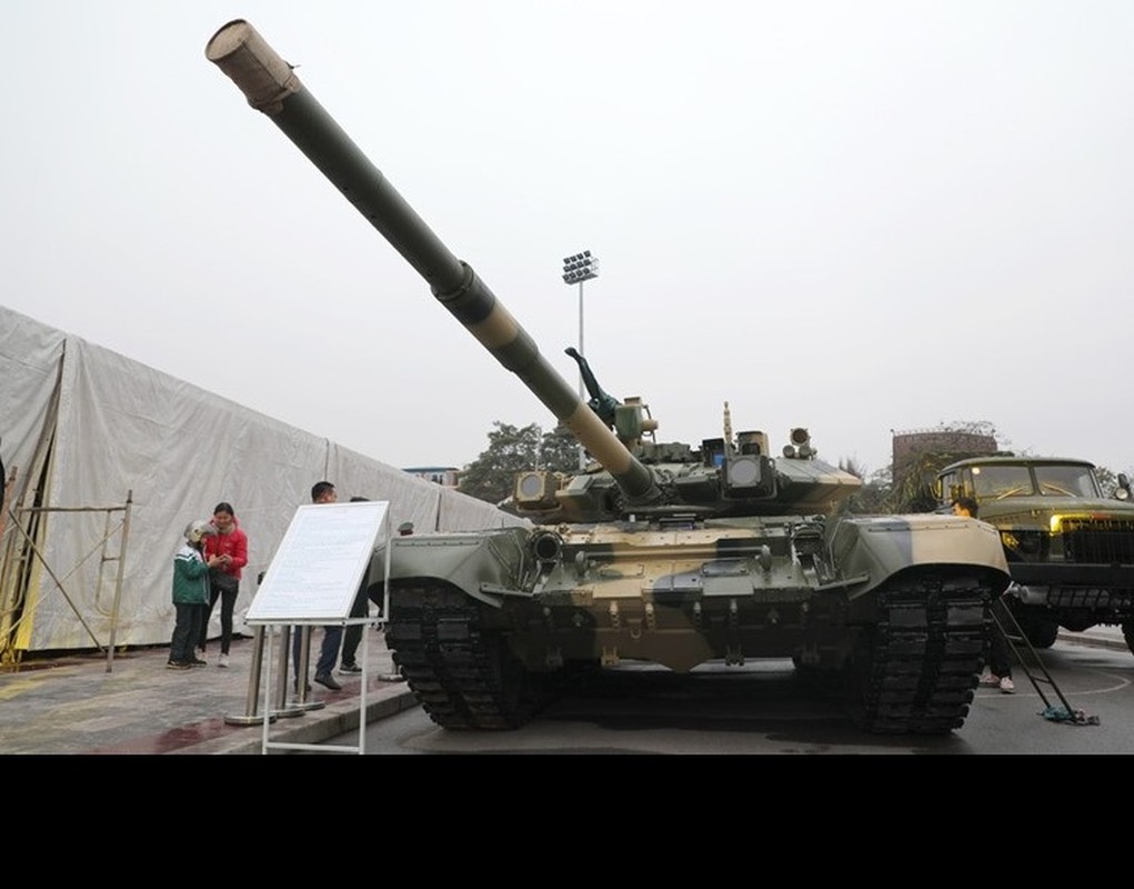 Xe tang T-90S/SK Viet Nam ha duoc ca truc thang nho vu khi nay-Hinh-4