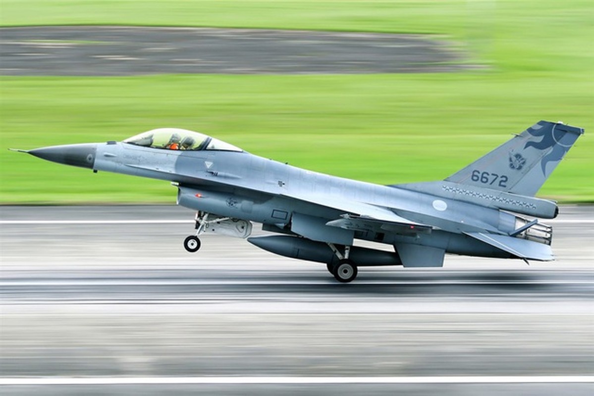 F-16 Dai Loan mat tich bi an: Bi ban ha hay dam xuong bien?