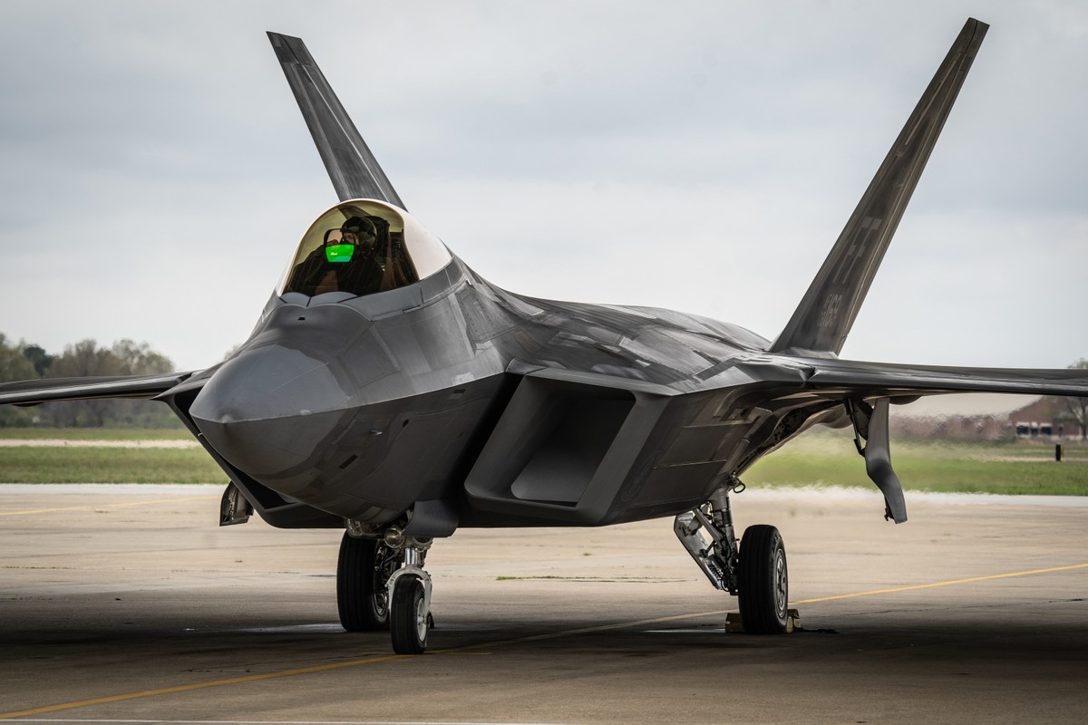 Tiem kich F-22 Raptor khong con la chien dau co tang hinh “bat bai“