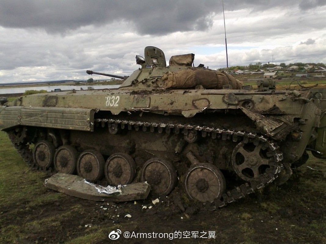 Hi huu: Xe tang T-72B tai nan tham khoc voi thiet giap BMP-2-Hinh-5