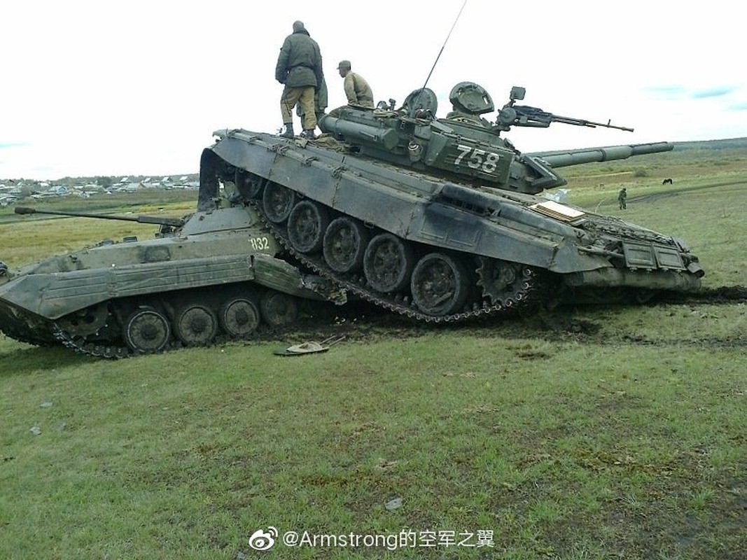 Hi huu: Xe tang T-72B tai nan tham khoc voi thiet giap BMP-2