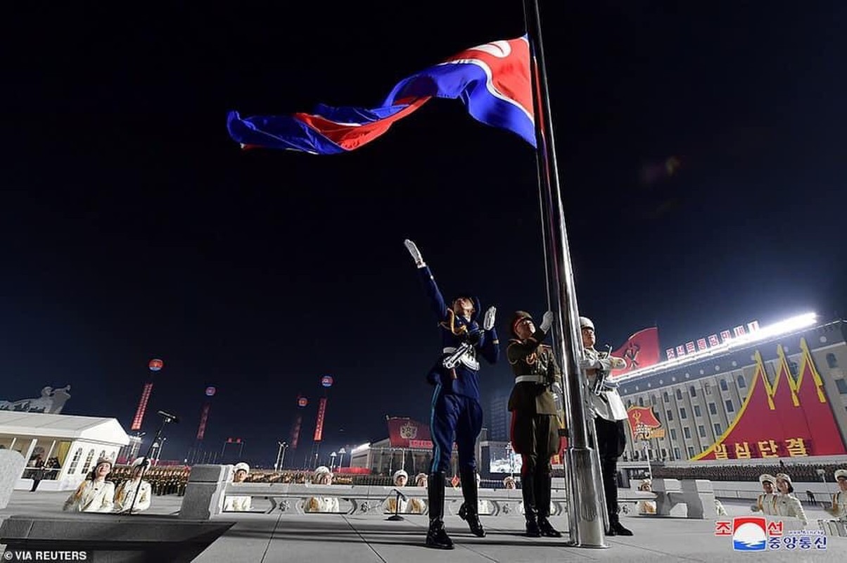 Chi tiet dan vu khi hang nang Trieu Tien vua mang ra duyet binh trong dem