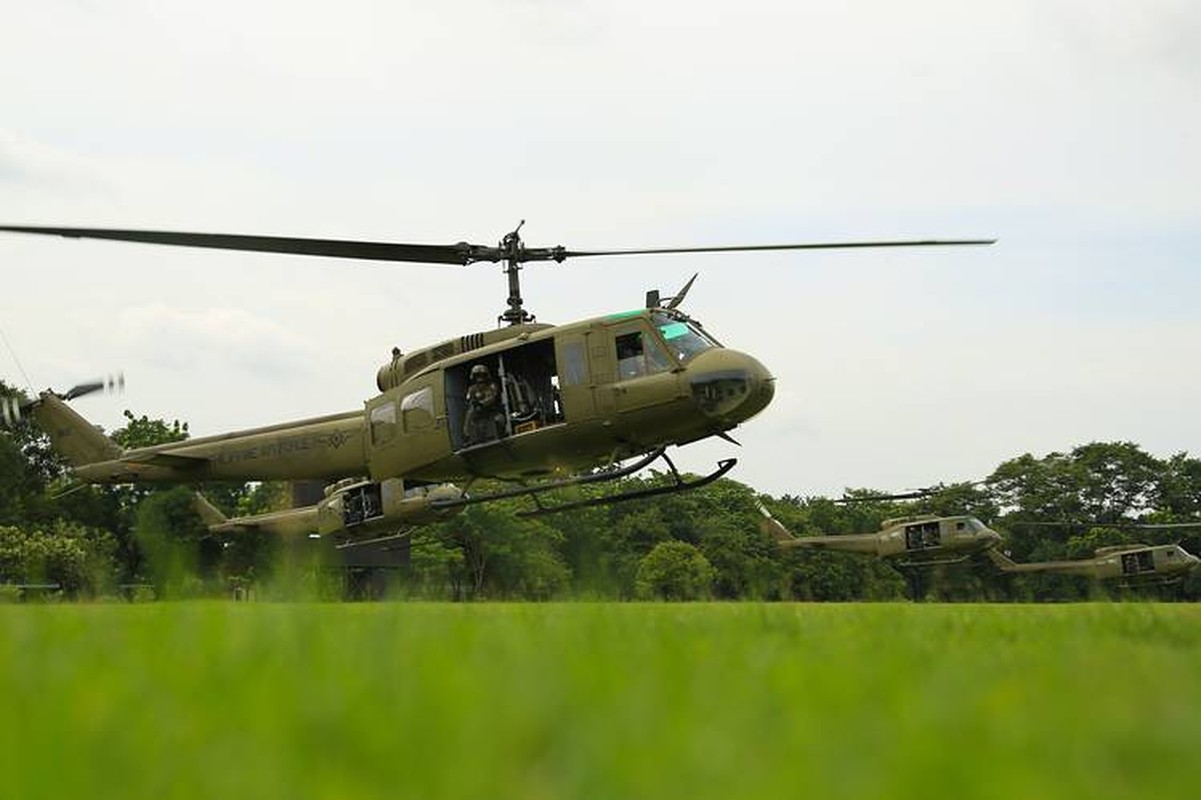 Toi gio Philippines moi tinh den chuyen cho truc thang UH-1 ve huu-Hinh-6