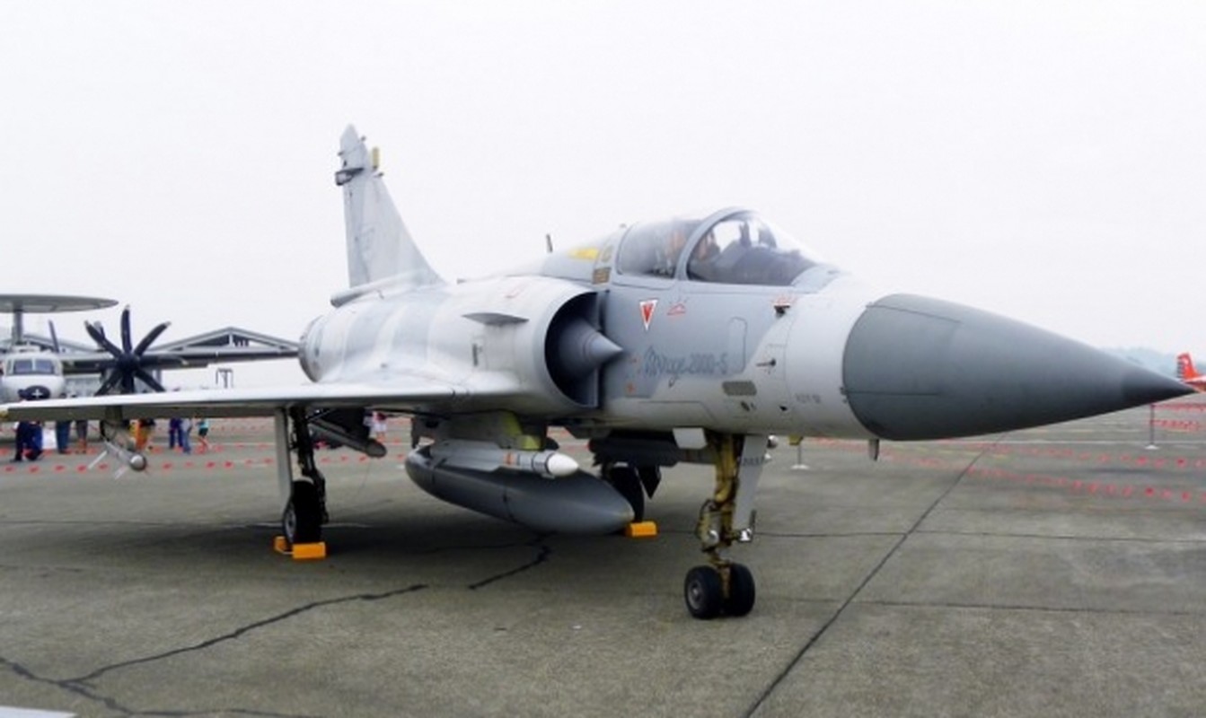 Vi sao chien dau co F-16 van dat hang, con Mirage 2000 thi khong?-Hinh-12