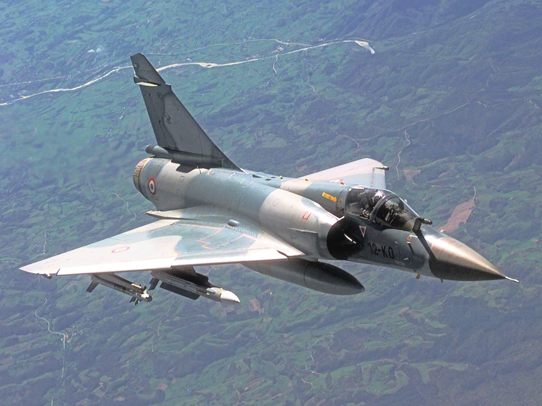 Vi sao chien dau co F-16 van dat hang, con Mirage 2000 thi khong?-Hinh-4