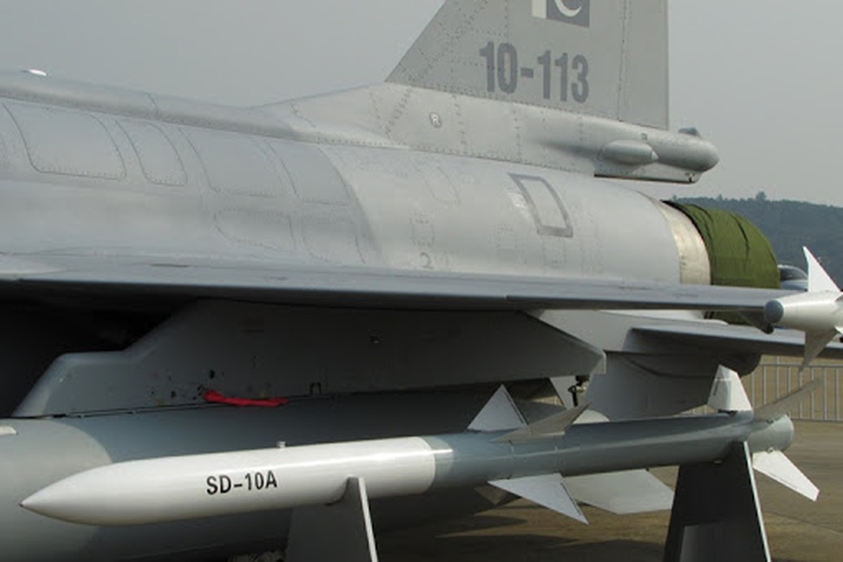Qua tin tuong Trung Quoc, tiem kich JF-17 gio thanh 