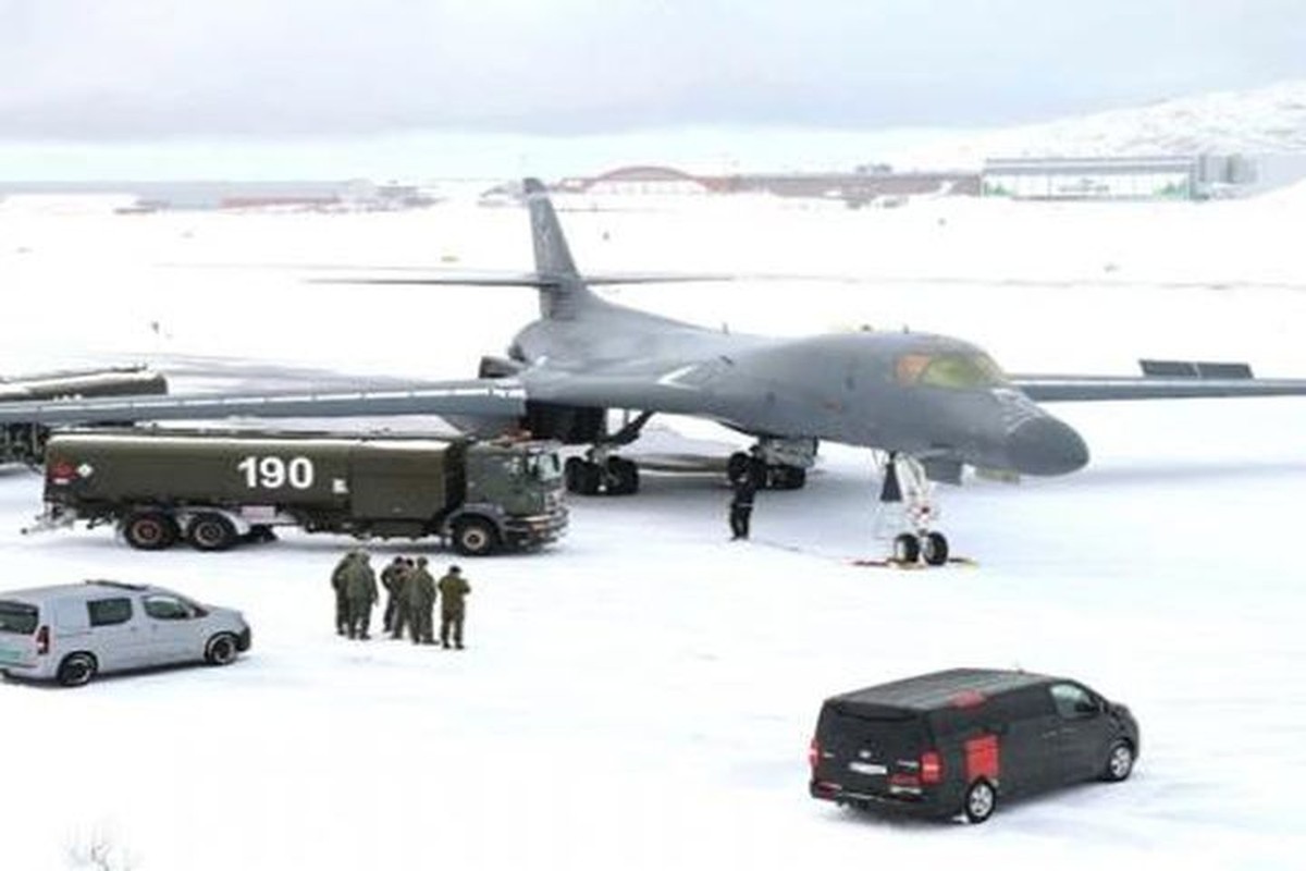 My dua “Hiep sy bong dem” B-1B toi Bac Cuc khieu khich Nga-Hinh-9