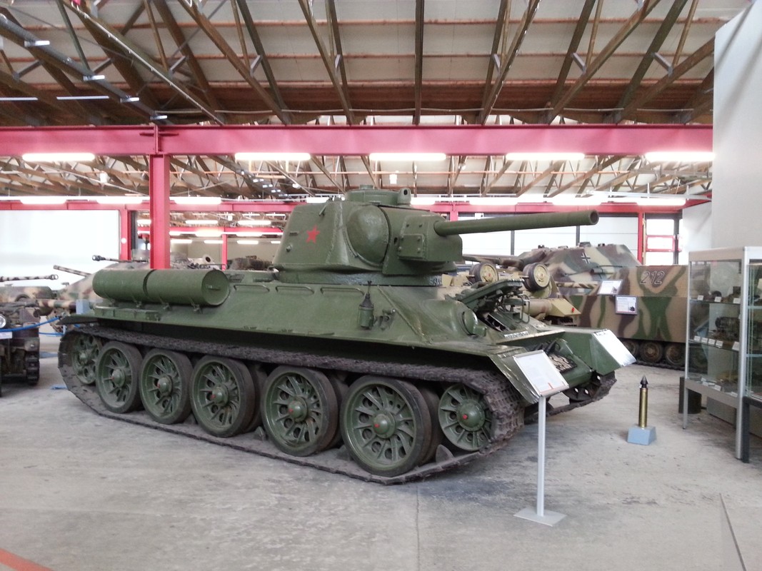 Xe tang T-34 tu Lao chuan bi cho duyet binh o Nga-Hinh-7