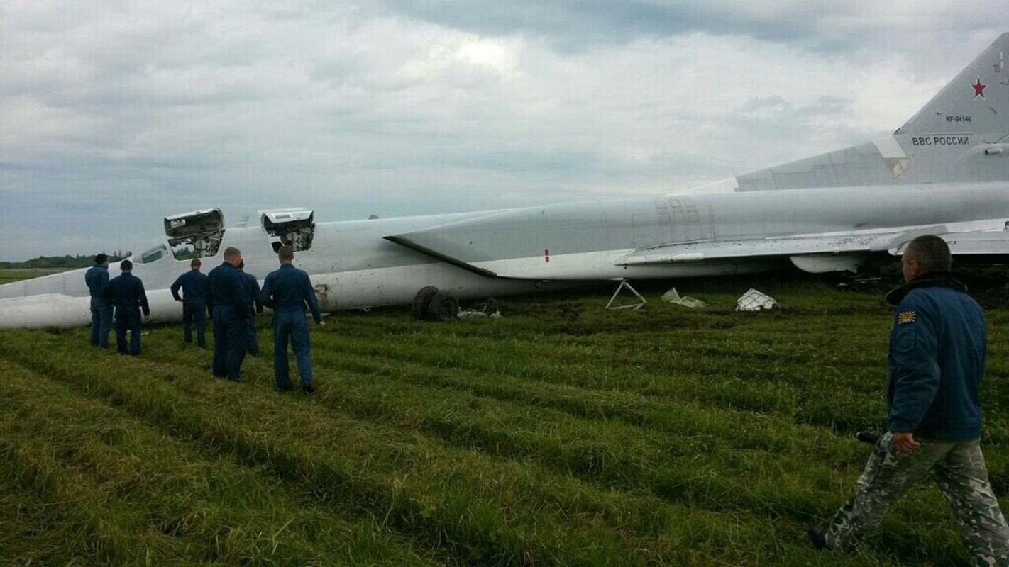 Ghe phong co van de, ba phi cong Tu-22M3 cua Nga tu nan-Hinh-3