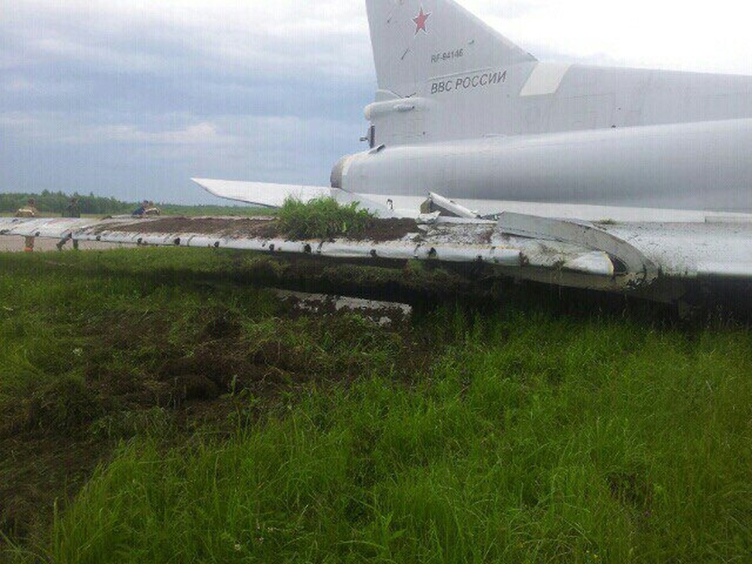 Ghe phong co van de, ba phi cong Tu-22M3 cua Nga tu nan-Hinh-4