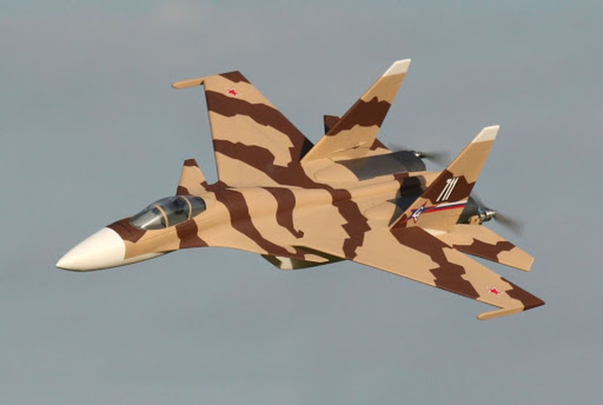 Tiem kich Su-37 mang danh 