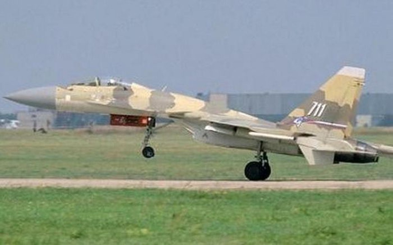 Tiem kich Su-37 mang danh 