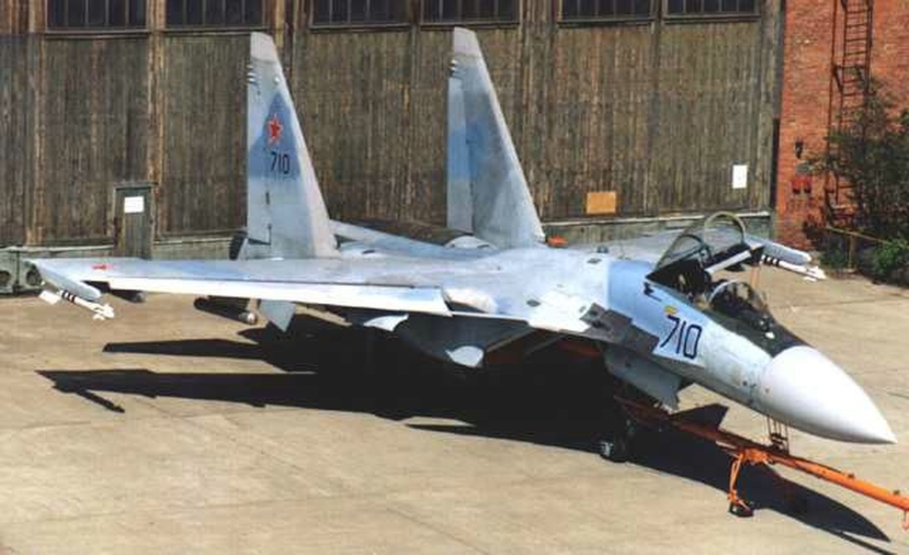 Tiem kich Su-37 mang danh 