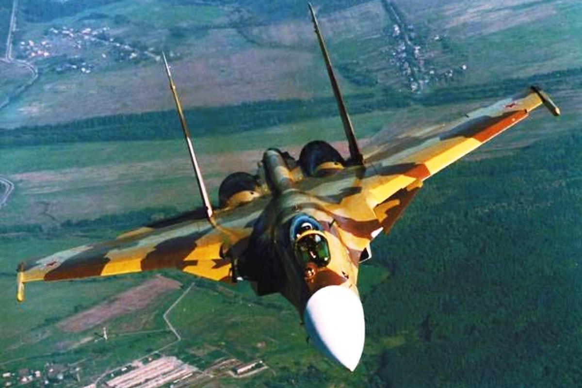 Tiem kich Su-37 mang danh 