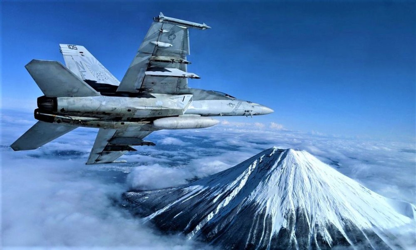 Khi F/A-18E/F Super Hornet cua My dau voi Su-30 cua Nga-Hinh-15