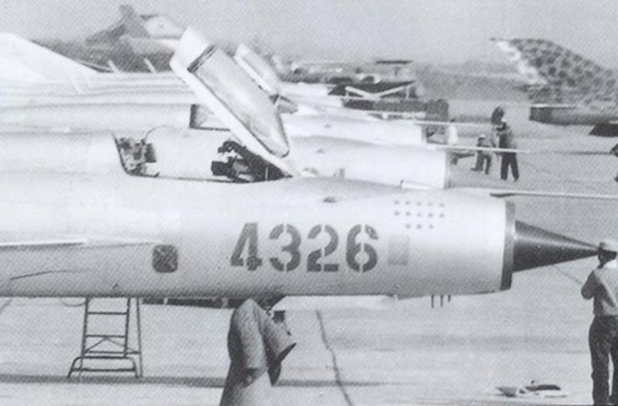 MiG-21 Viet Nam phong 1 ten lua, hang loat si quan My mat ghe!-Hinh-4