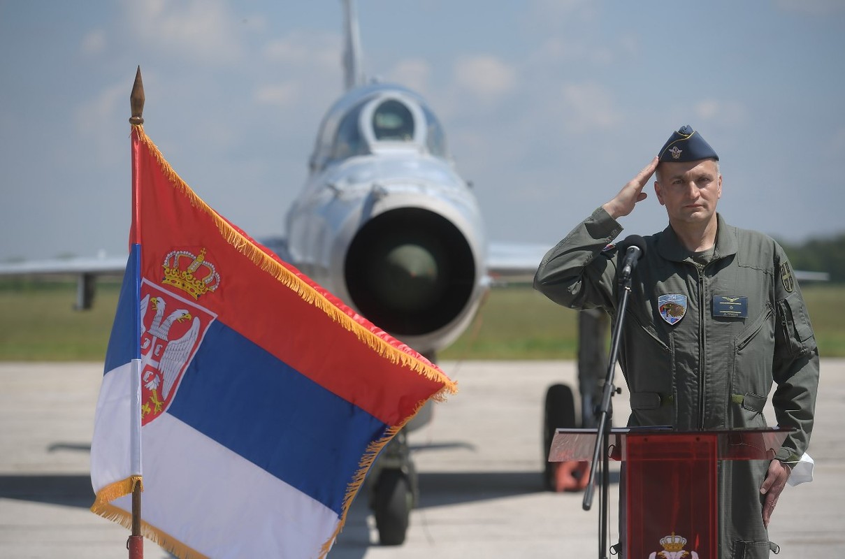 Khong quan Serbia xuc dong chia tay lao tuong MiG-21 huyen thoai