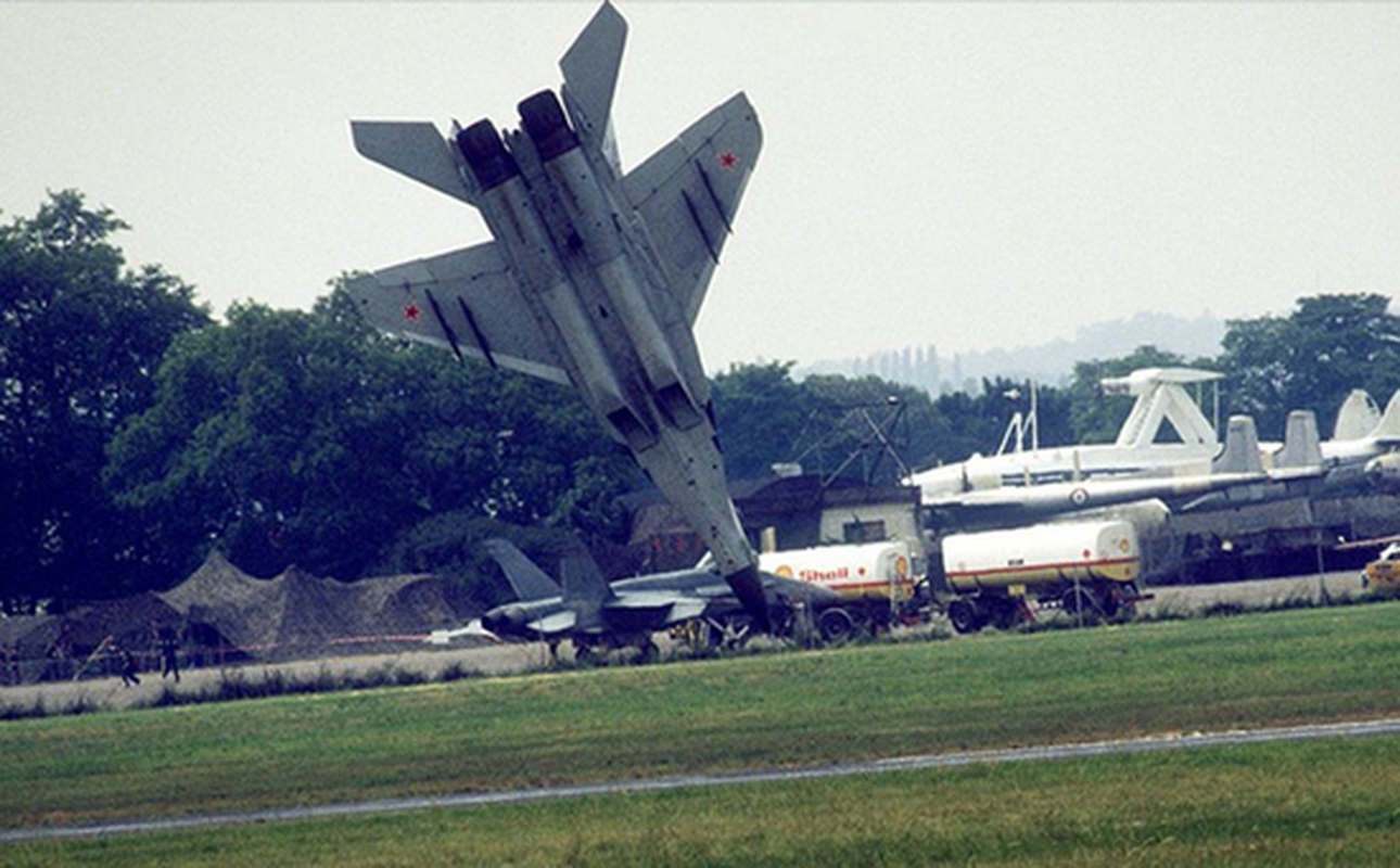 Khong tin tuong Trung Quoc, Argentina doi JF-17 dung ghe phong cua Anh-Hinh-9