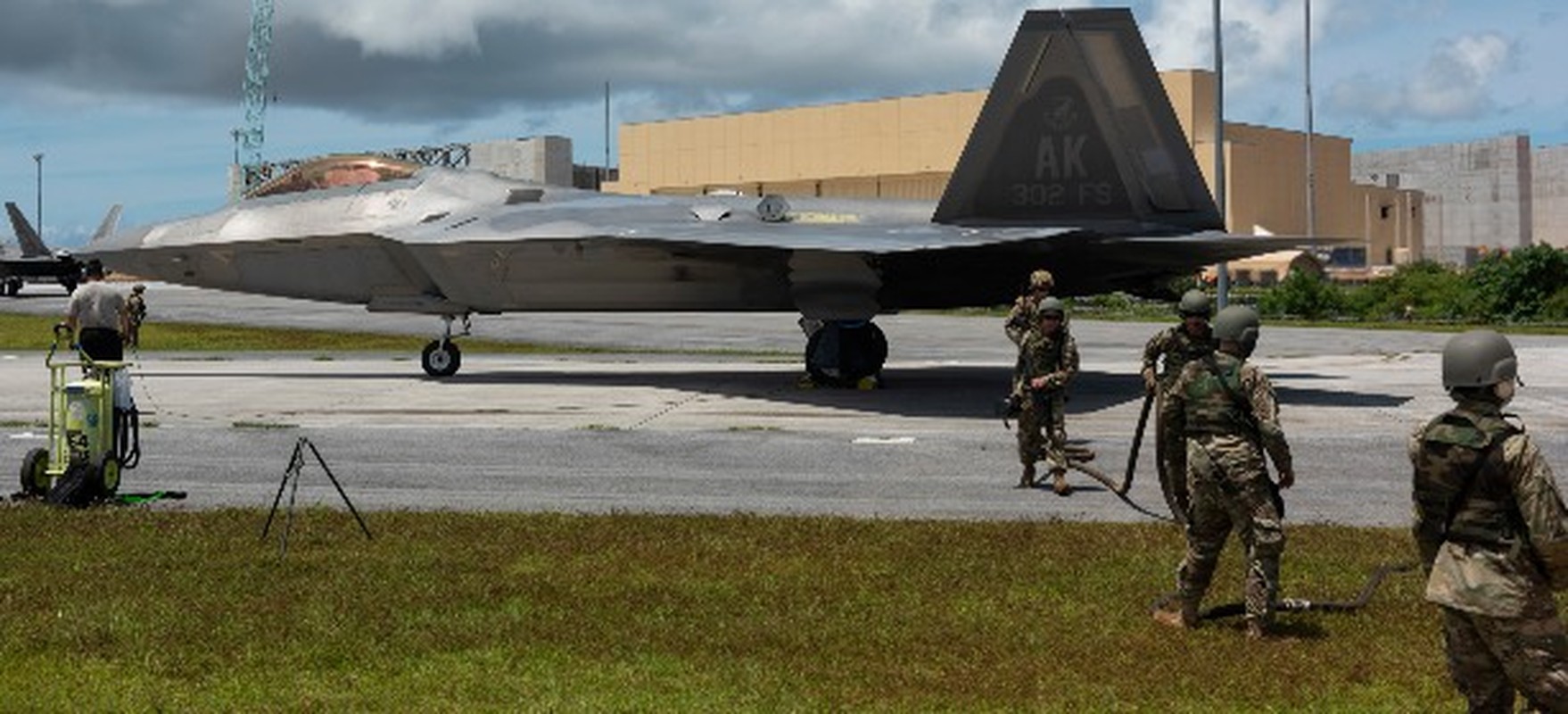 Huy dong mot dan F-22 Raptor, My ran mat cung luc ca Nga, Trung-Hinh-10