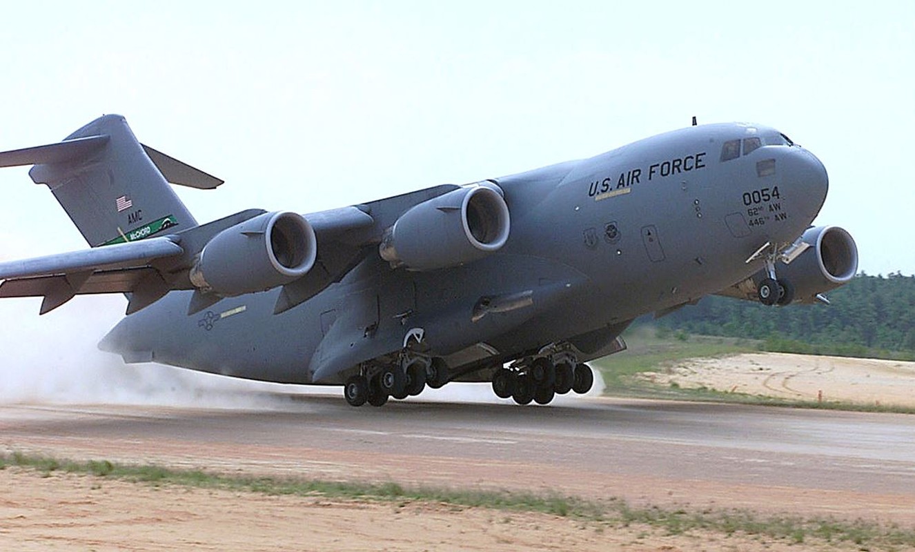 C-17 Globemaster cua My pha vo ky luc trong nhiem vu giai cuu Afghanistan-Hinh-14