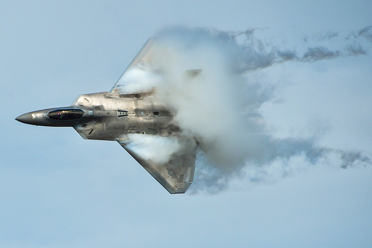 Phi cong Phap tung clip “lam nhuc” F-22 Raptor cua My?