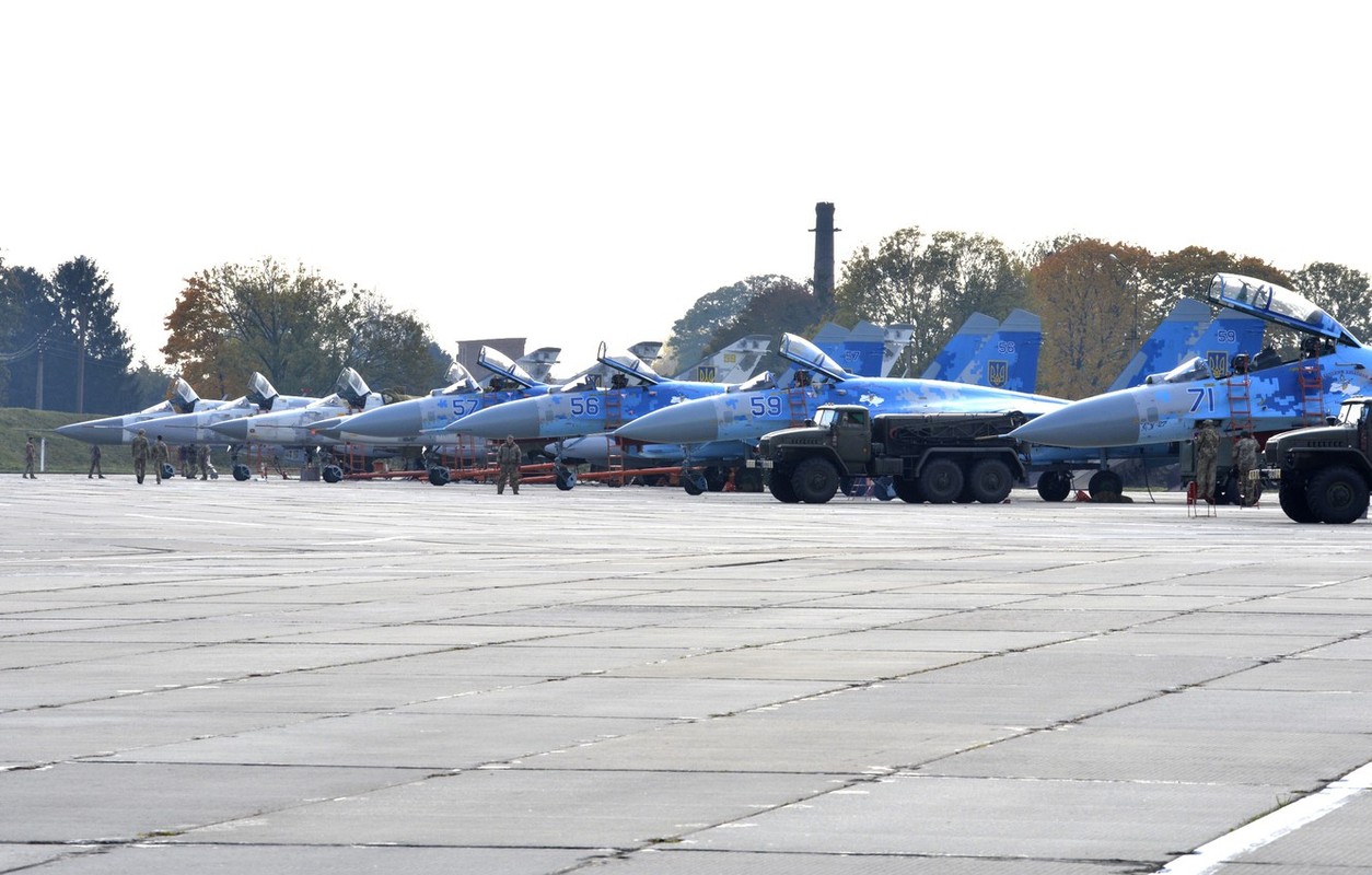Tiem kich Su-27 cua Nga va Ukraine: Mot chiec may bay - hai so phan-Hinh-4