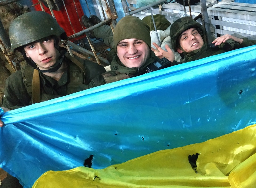 Quan Ukraine danh bat linh du Nga, chiem lai san bay trong diem-Hinh-4