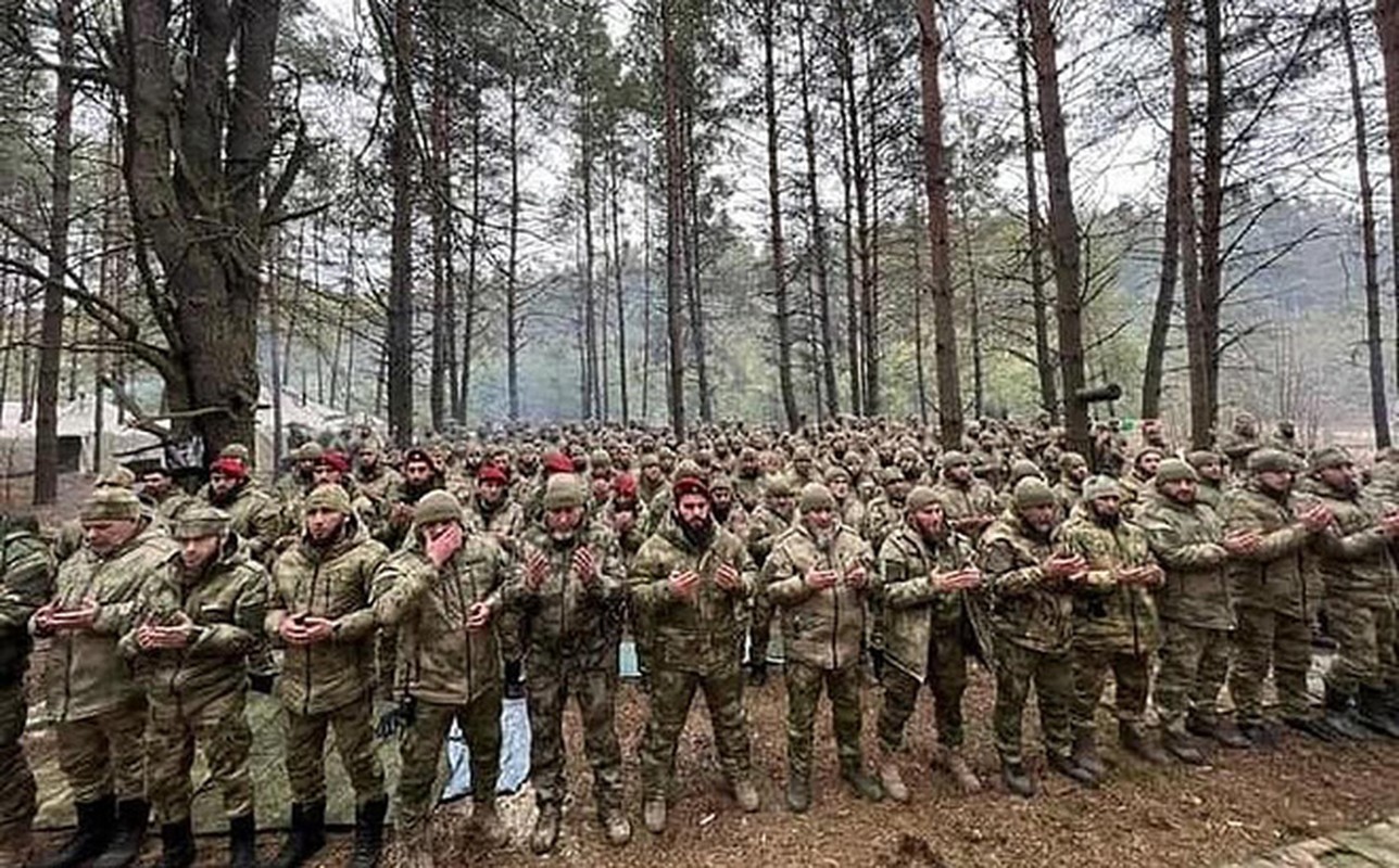 Linh Azov “boi mo heo len dan” khieu khich chien binh Chechnya-Hinh-4