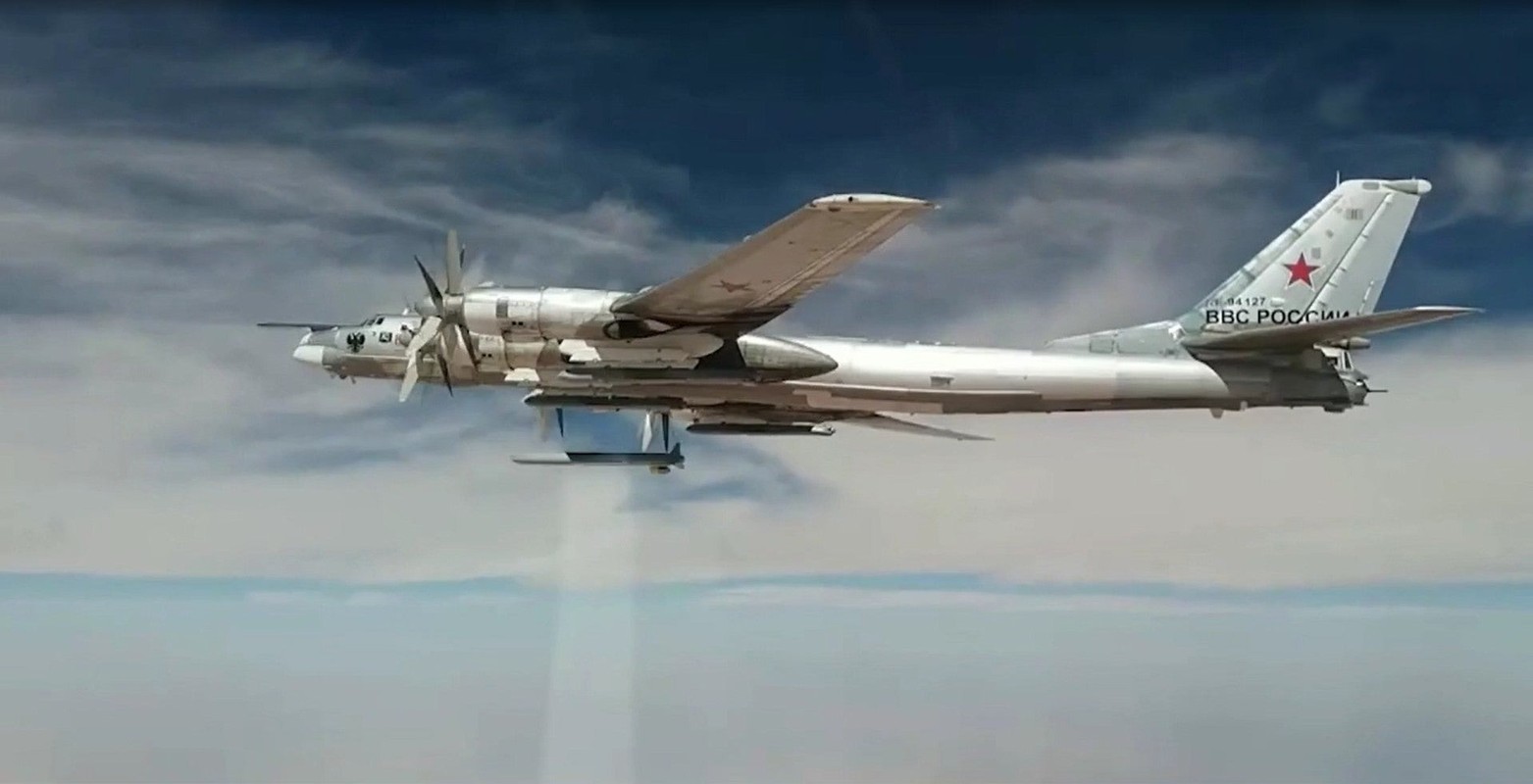 Uy luc dang gom cua 9 may bay Tu-95MS vua xuat kich toi Ukraine-Hinh-6