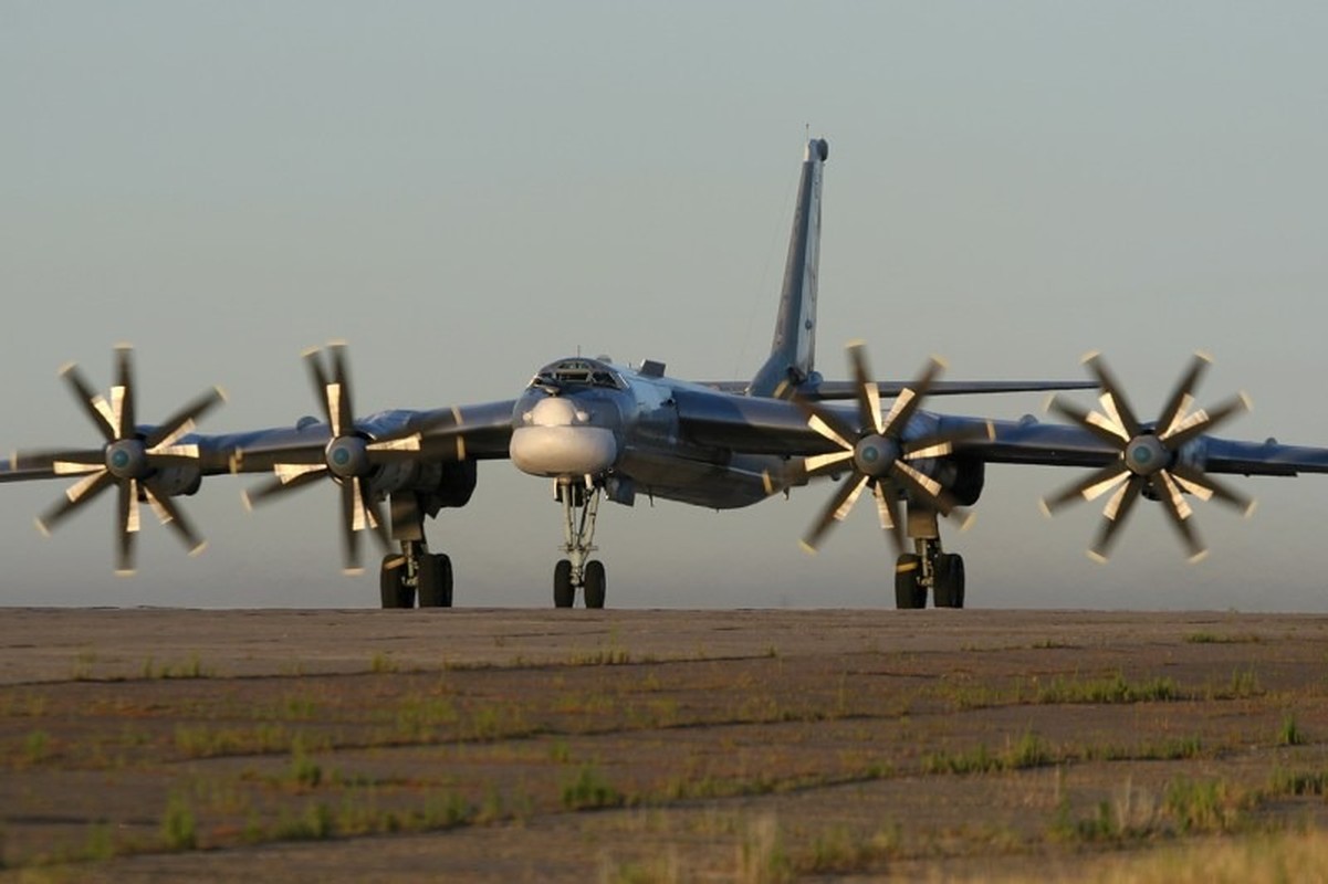 Uy luc dang gom cua 9 may bay Tu-95MS vua xuat kich toi Ukraine-Hinh-7