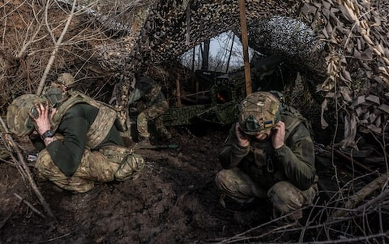 Sieu bom Nga “thoi bay” nhieu xe tang va hang chuc binh si Ukraine-Hinh-11