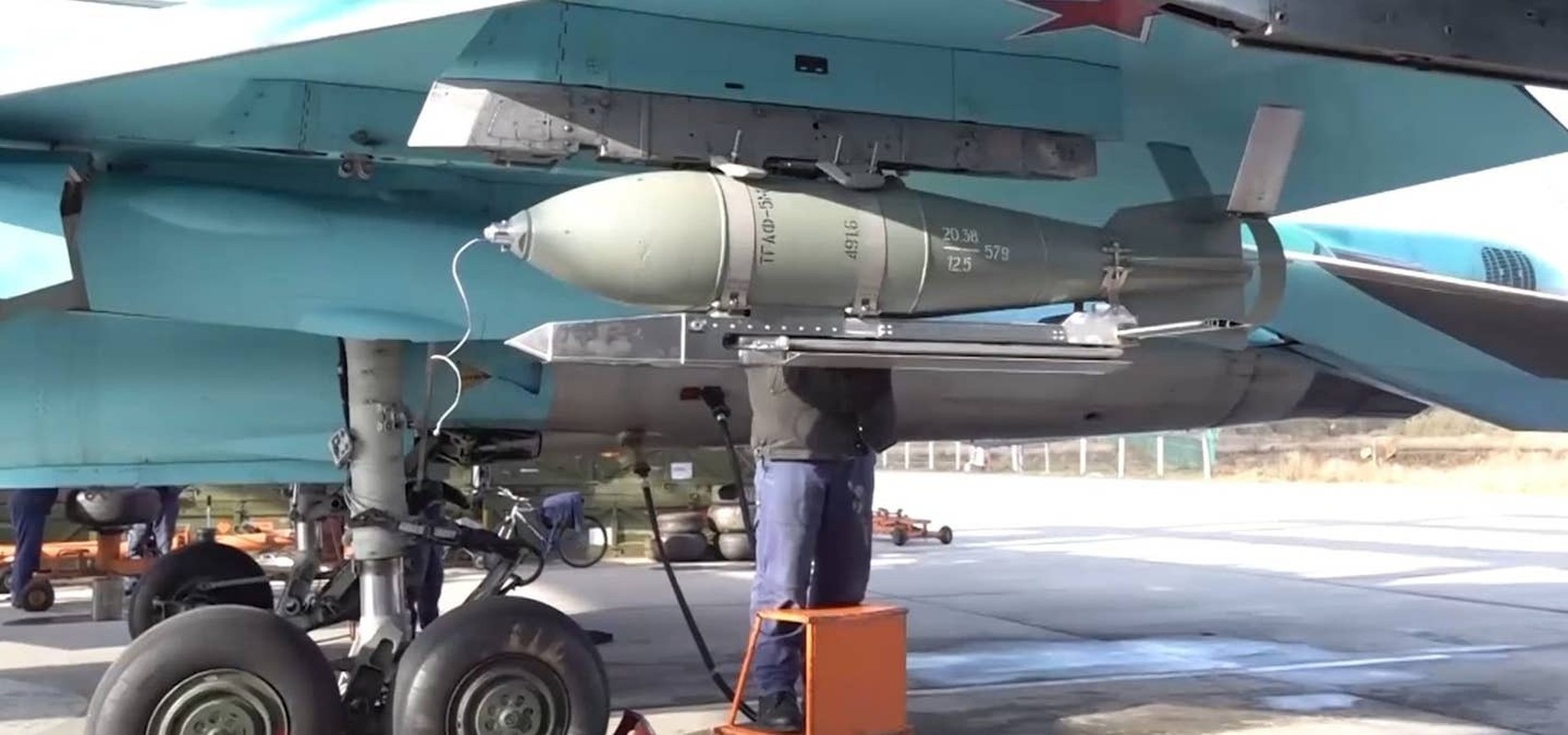 Sieu bom Nga “thoi bay” nhieu xe tang va hang chuc binh si Ukraine-Hinh-3