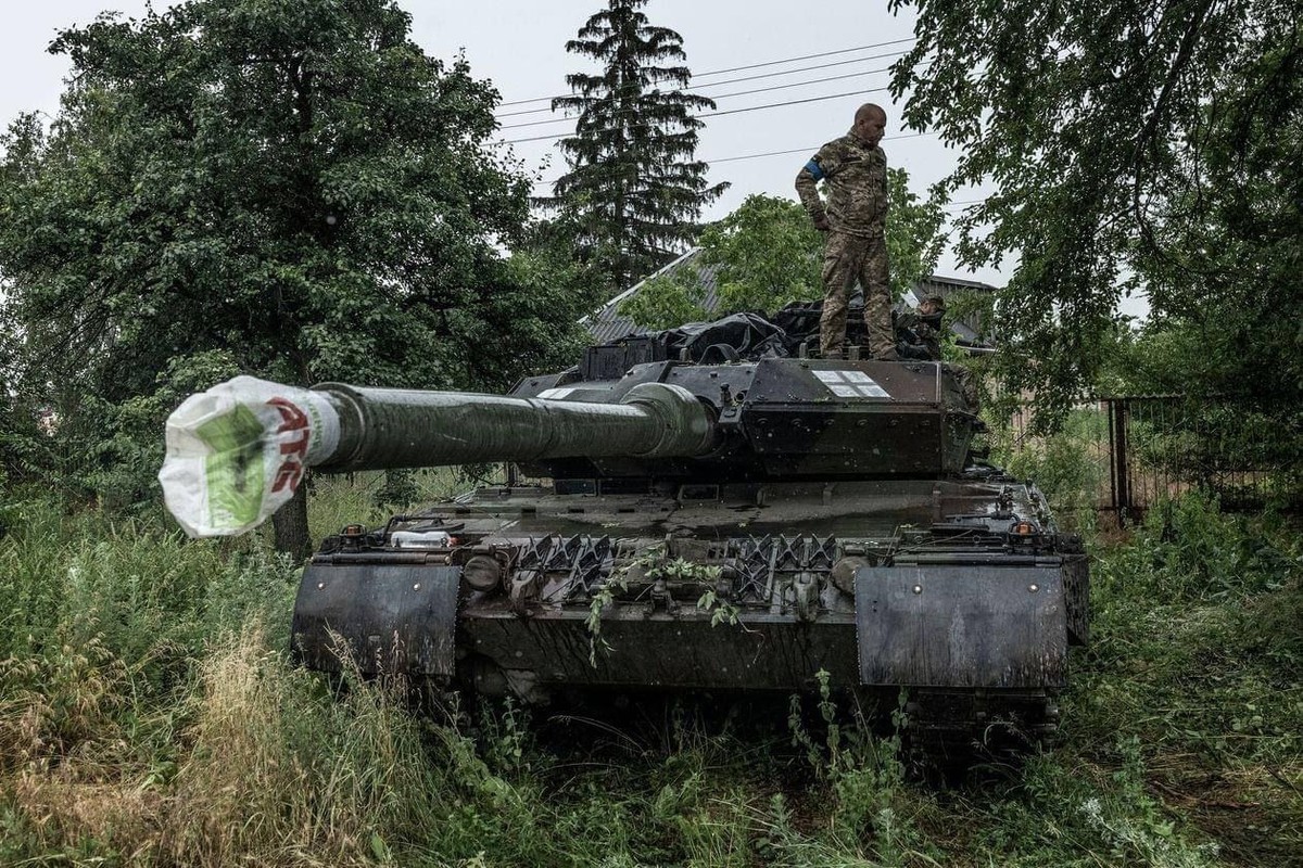 View - 	Chiến lợi phẩm Leopard 2A6 sẽ được Quân đội Nga kéo về Moscow