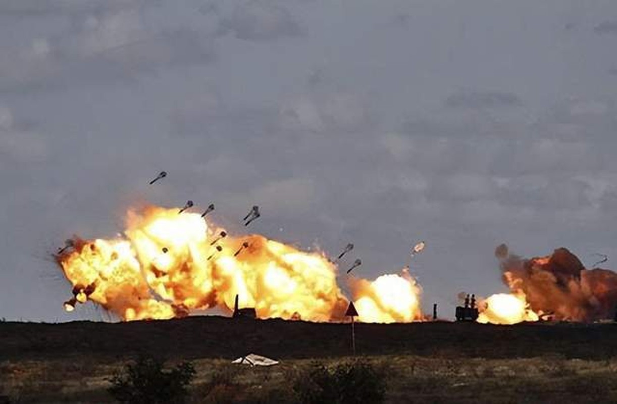 View - 	Iskander Nga đánh trúng kho đạn pháo Ukraine thương vong