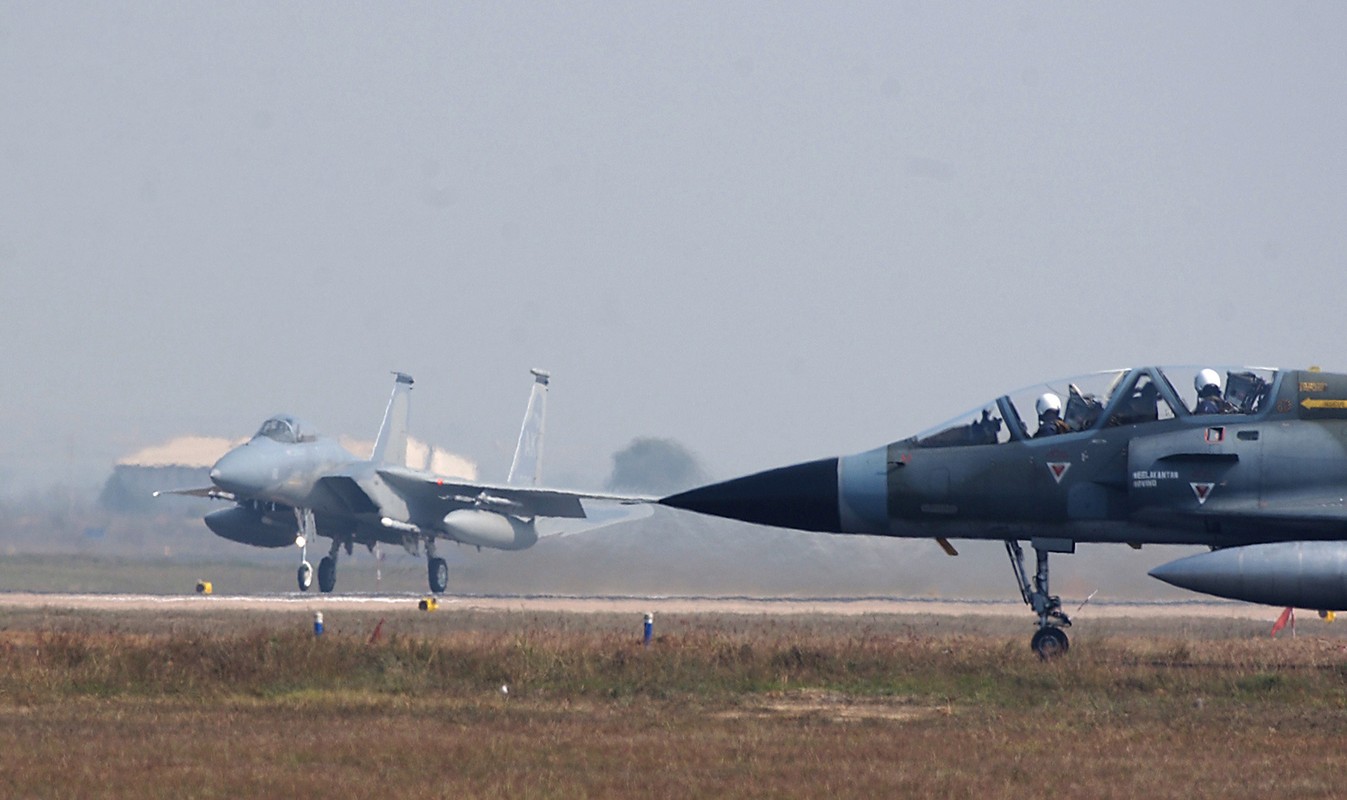 Mirage-2000 doi dau Su-35 va S-400: Lieu co lam nen chuyen?-Hinh-14