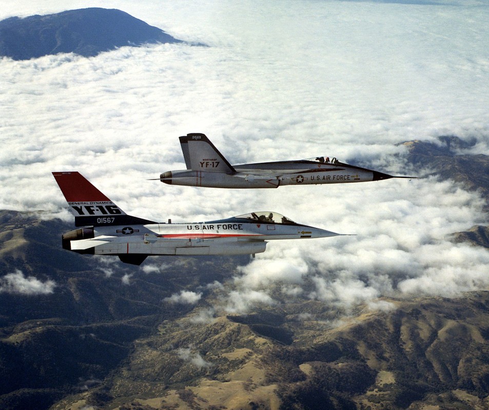 F-16, huyen thoai chien dau dang tren duong 