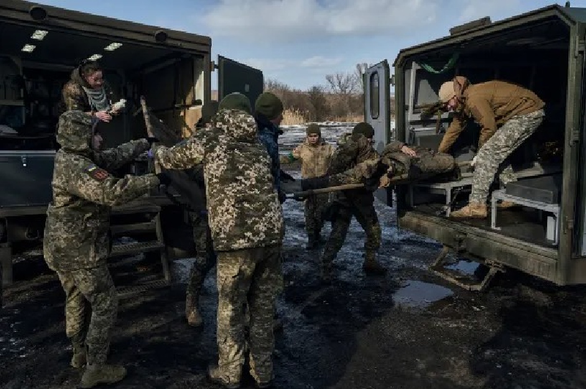 Ukraine quyet giu Ugledar, Nga giang luoi cho ke thu sap bay-Hinh-8