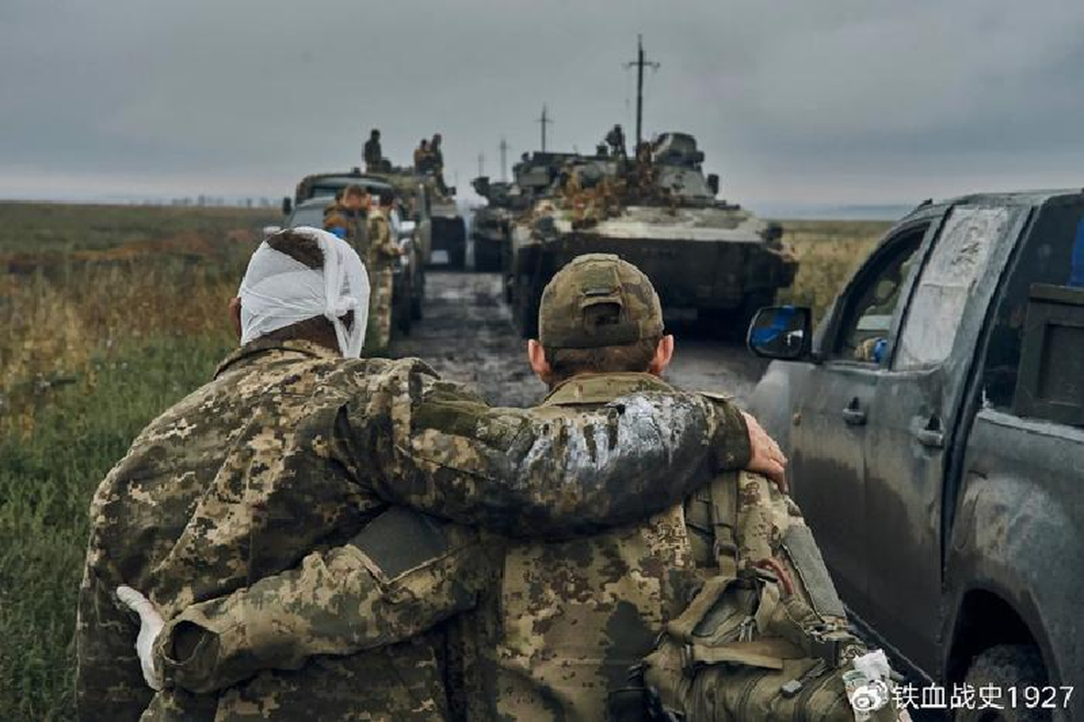 Linh Ukraine rut lui khoi Kursk, quan Nga van truy duoi suot 2 km-Hinh-13