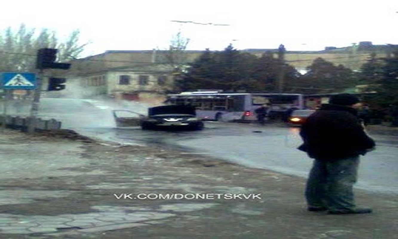 Hinh anh ve cuoc phao kich tram xe buyt o Donetsk-Hinh-2