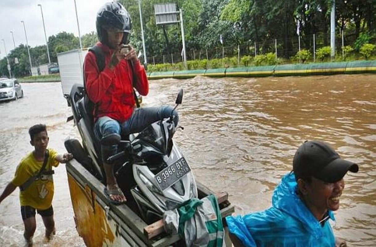 Lut loi kinh hoang o Jakarta, Indonesia