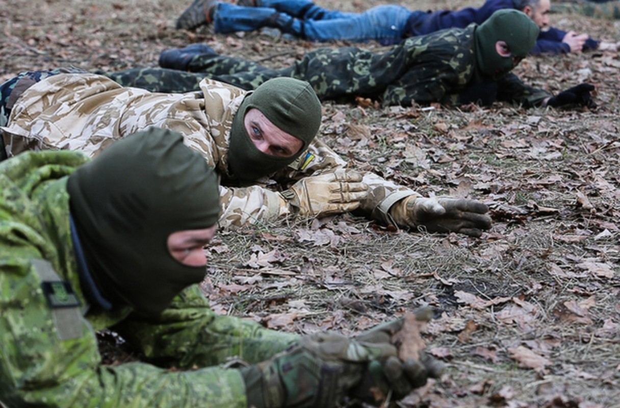 Soi qua trinh huan luyen dan thuong cua tieu doan Azov, Ukraine-Hinh-8