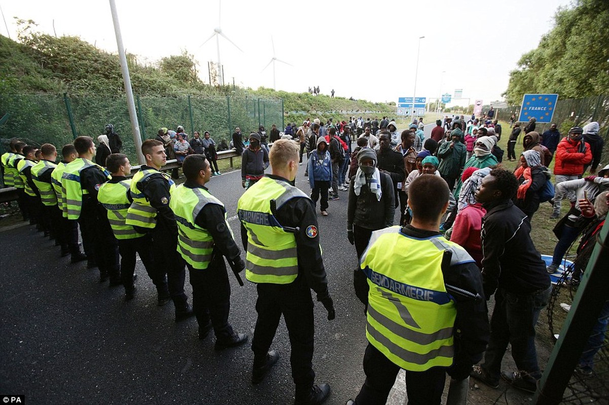 Canh sat Phap tran ap lan song di dan qua Channel Tunnel-Hinh-13