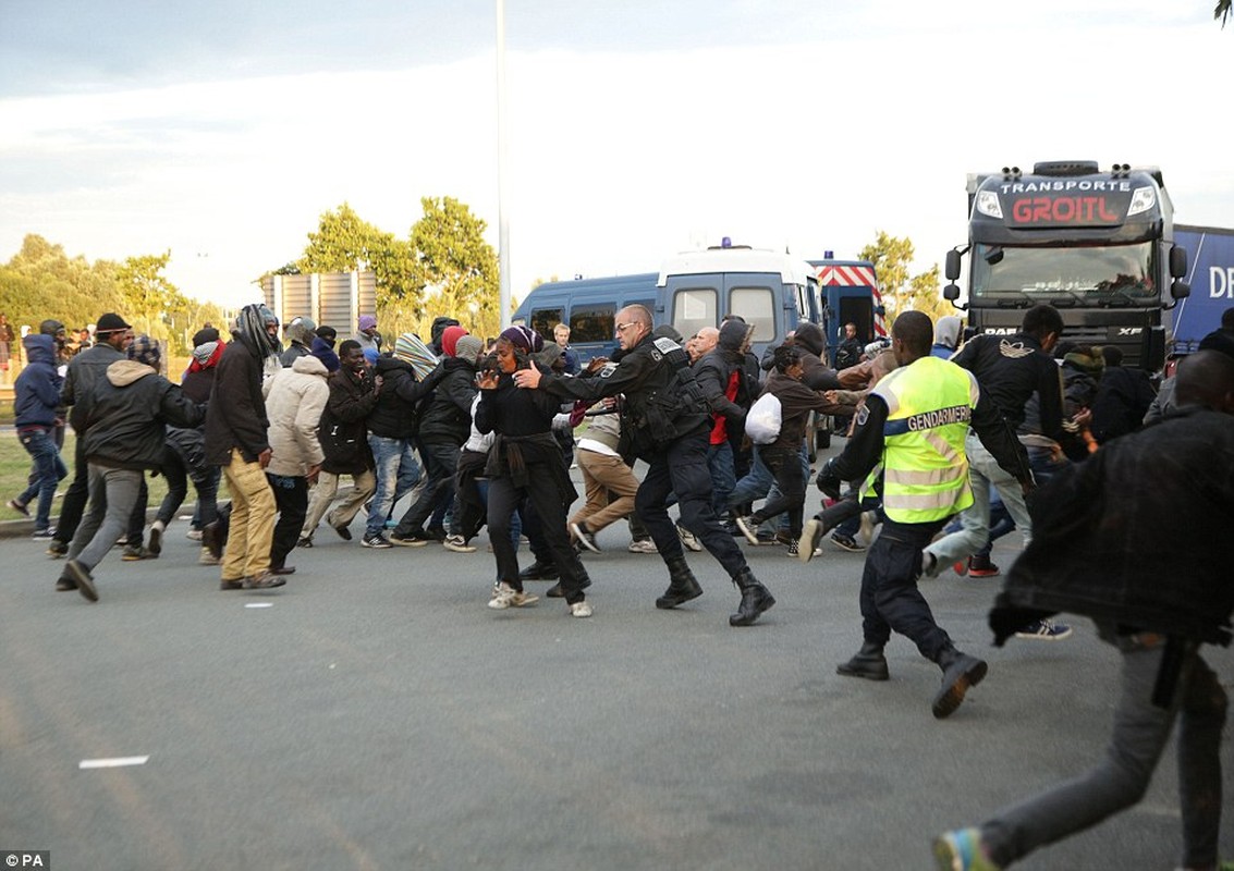 Canh sat Phap tran ap lan song di dan qua Channel Tunnel-Hinh-4