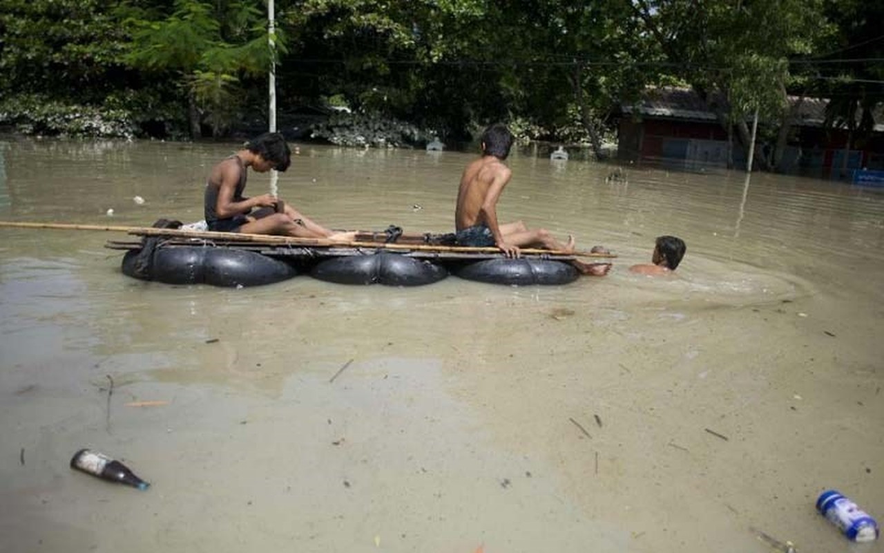 Dan Myanmar dung can nhua, sam xe... lam be trong mua lu-Hinh-8