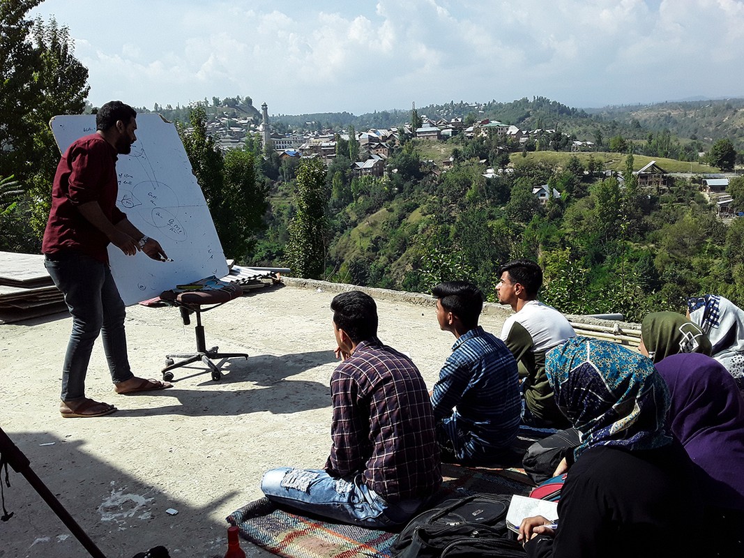 Kashmir te liet vi lenh gioi nghiem suot 100 ngay, dan than troi-Hinh-13