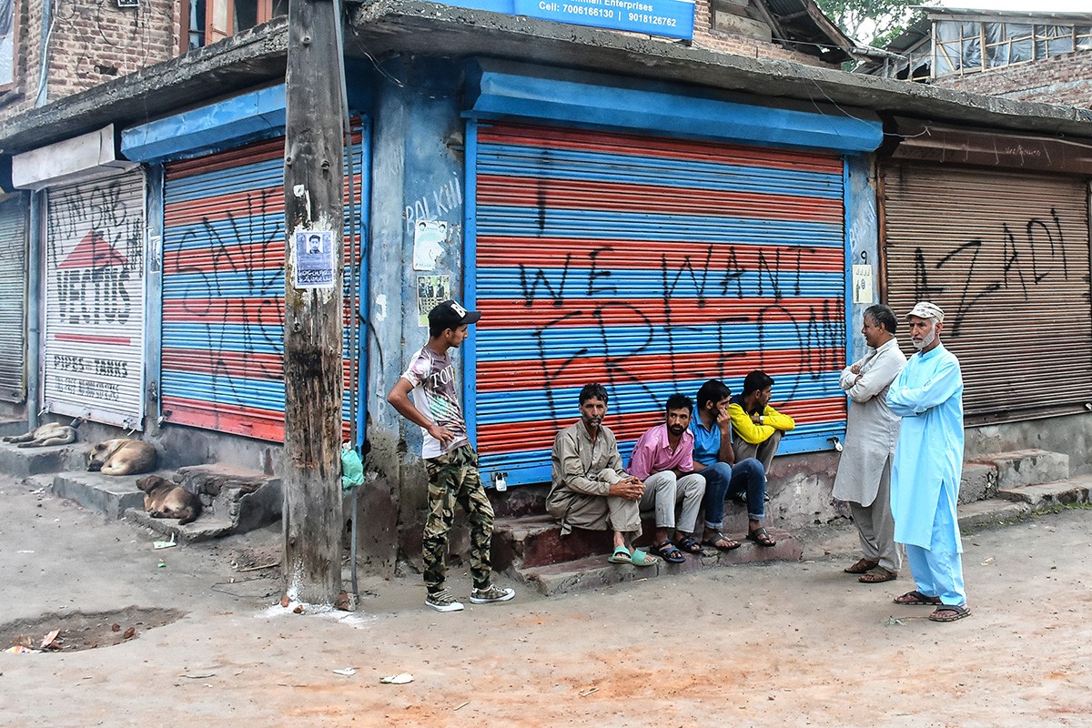 Kashmir te liet vi lenh gioi nghiem suot 100 ngay, dan than troi-Hinh-4