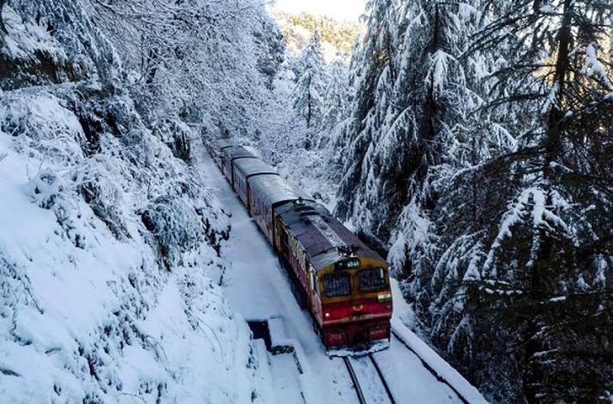 Lac vao the gioi co tich tren nhung chuyen tau chay duoi mua tuyet-Hinh-4