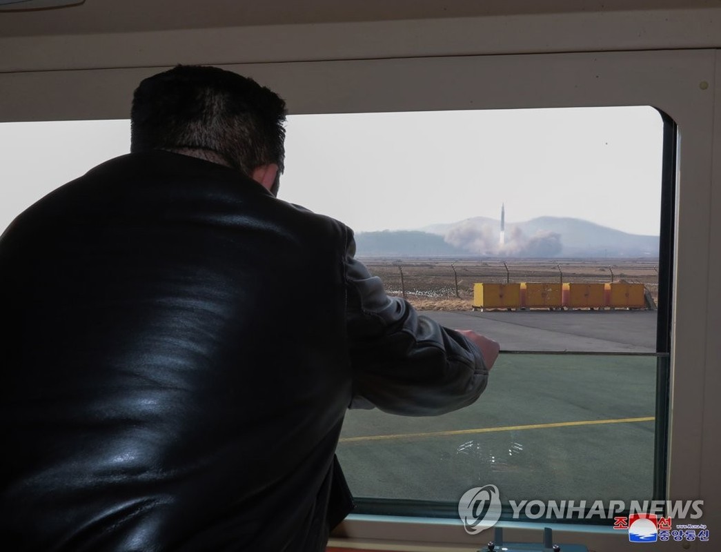 Hinh anh ong Kim Jong-un trong buoi thu ten lua lien luc dia-Hinh-10