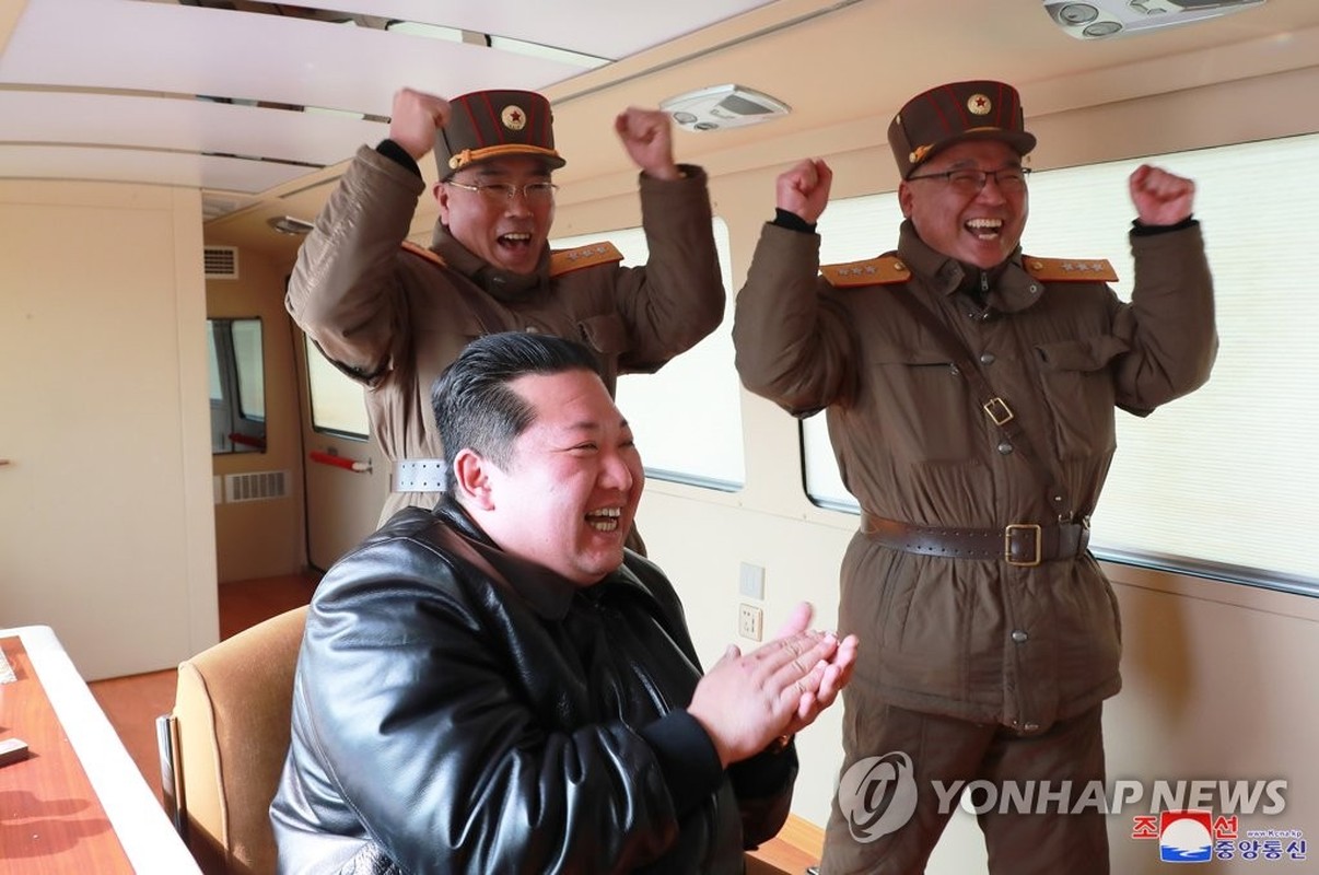Hinh anh ong Kim Jong-un trong buoi thu ten lua lien luc dia-Hinh-7